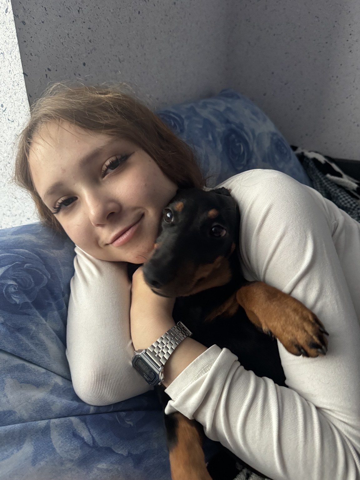 Вика обнимает собаку